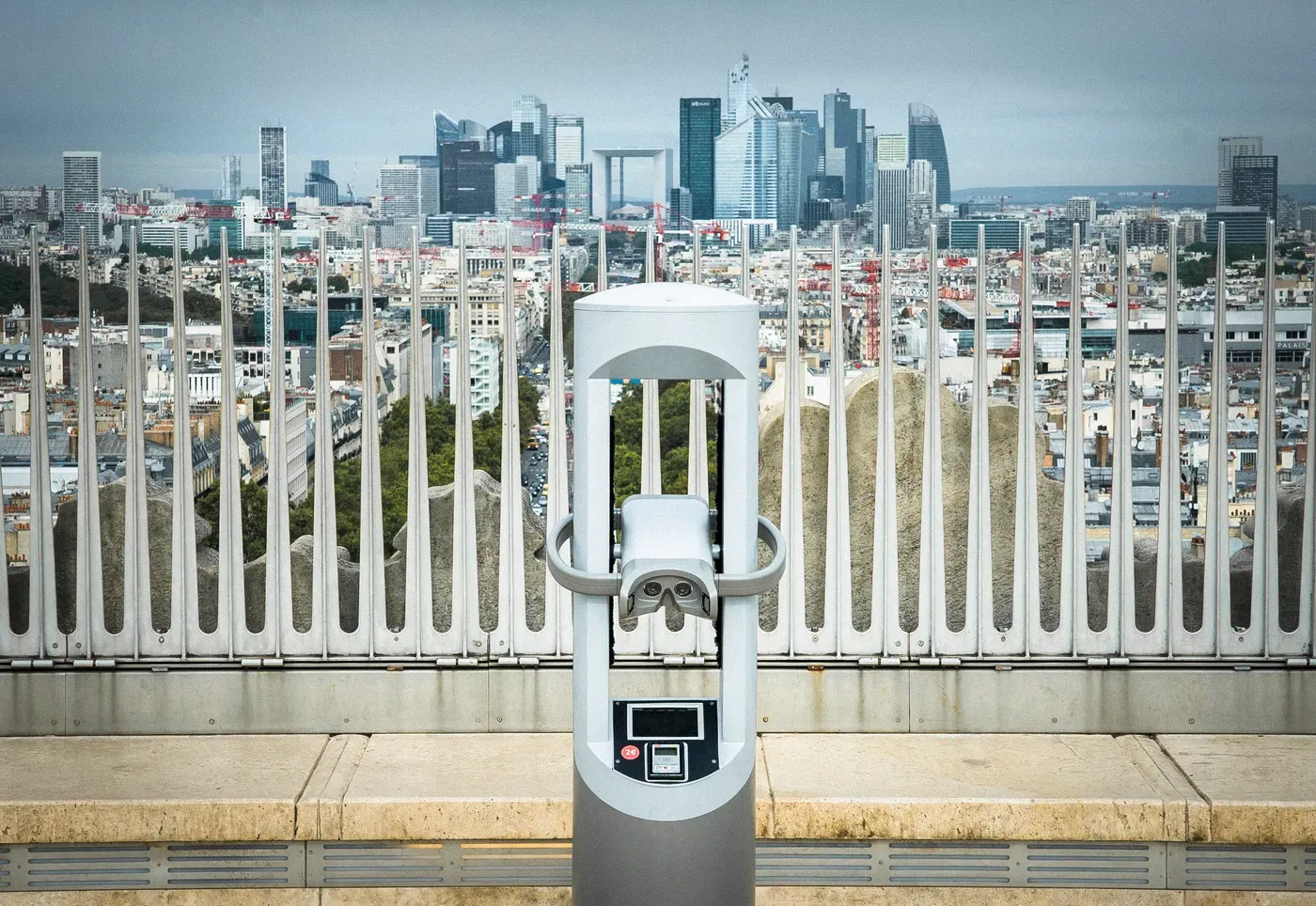 La borne Timescope sur la terrasse de l'Arc de Triomphe, face au panorama de Paris