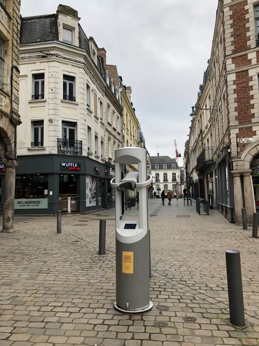 Una visitante ante la cabina Timescope, en el corazón de Arras