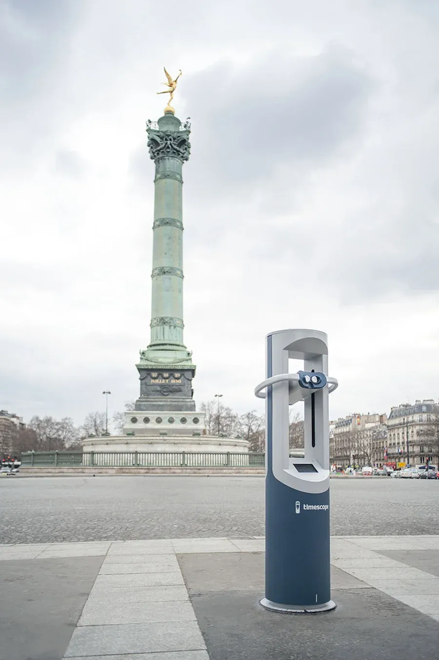 La borne Timescope face à la colonne de Juillet, place de la Bastille, 2016