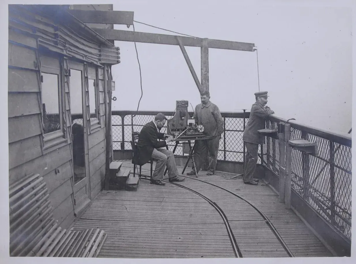 La première liaison radio depuis le sommet de la Tour Eiffel, 1898