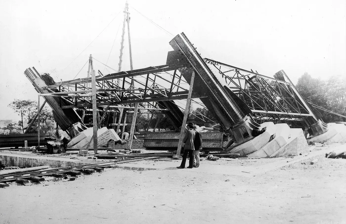 Photographie de 1887 : les premières piles de la Tour Eiffel en construction