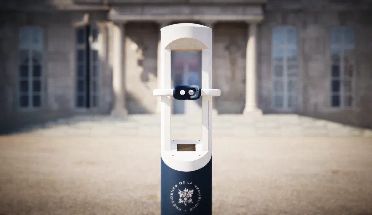 Une borne Timescope de réalité virtuelle aux couleurs de la Présidence de la République, devant la façade de l'Élysée