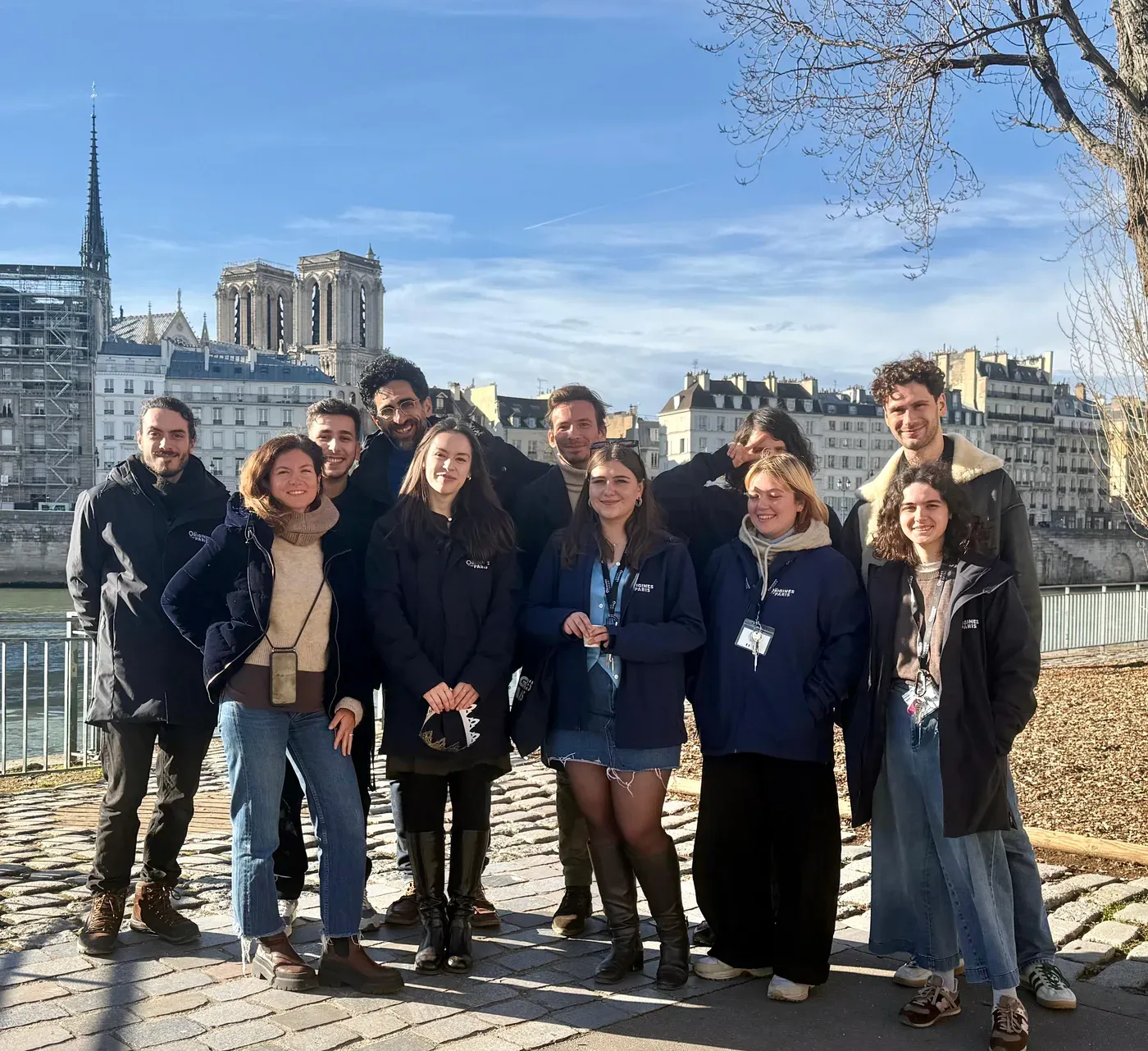 L'équipe des Origines de Paris sur les berges de Seine, Notre-Dame en arrière-plan