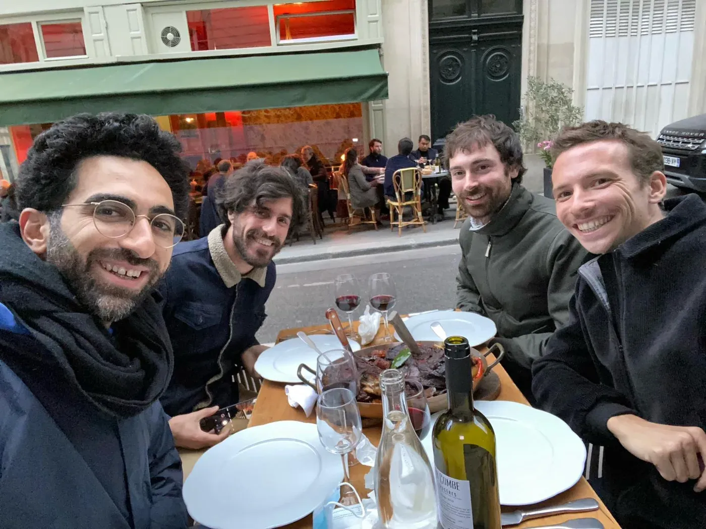 Basile Segalen, Adrien Sadaka, Victor de Kiss et Léo Laparra attablés en terrasse à Paris