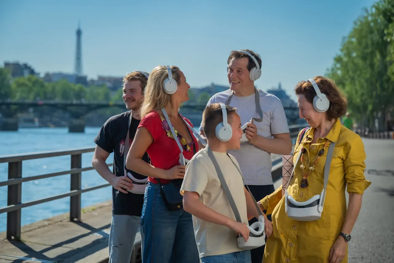 Un groupe vit un voyage dans le temps en réalité virtuelle à Paris avec Timescope, face à la Tour Eiffel