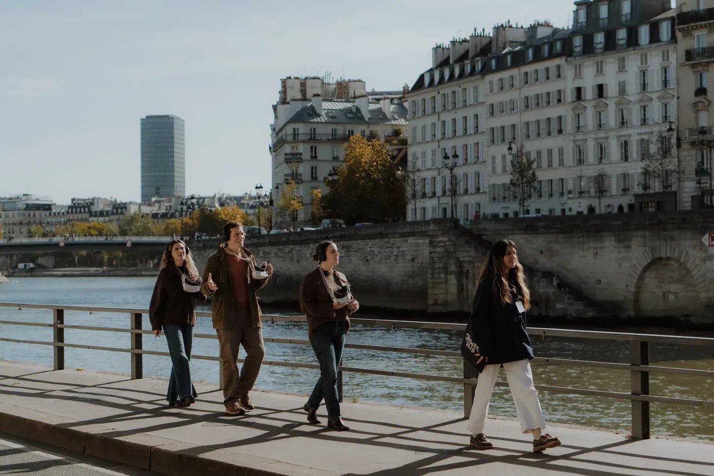 Sur les quais de Seine — visiteurs en réalité virtuelle avec Timescope