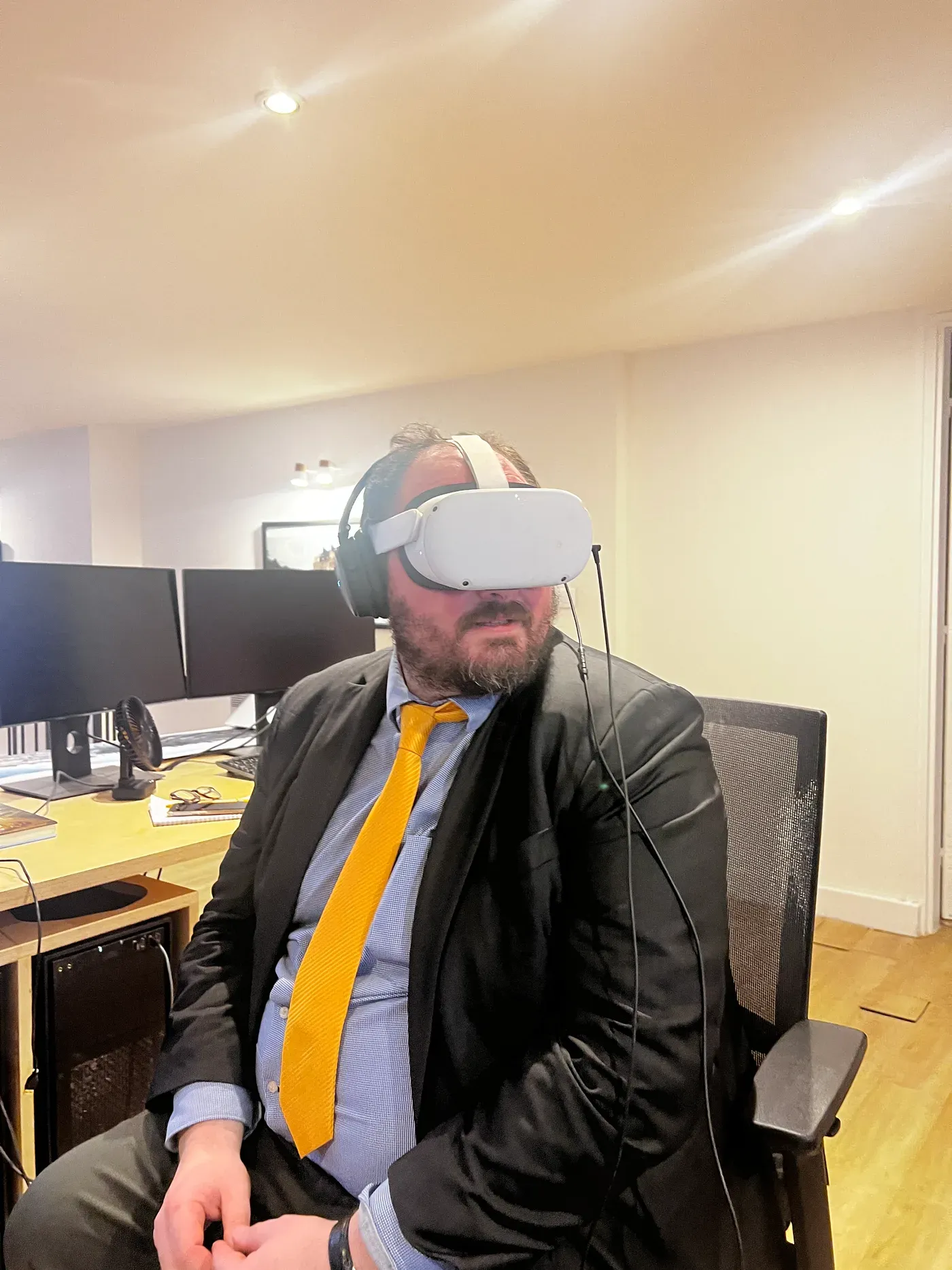 L'historien Géraud Létang relit une scène de l'expérience, casque de réalité virtuelle sur les yeux