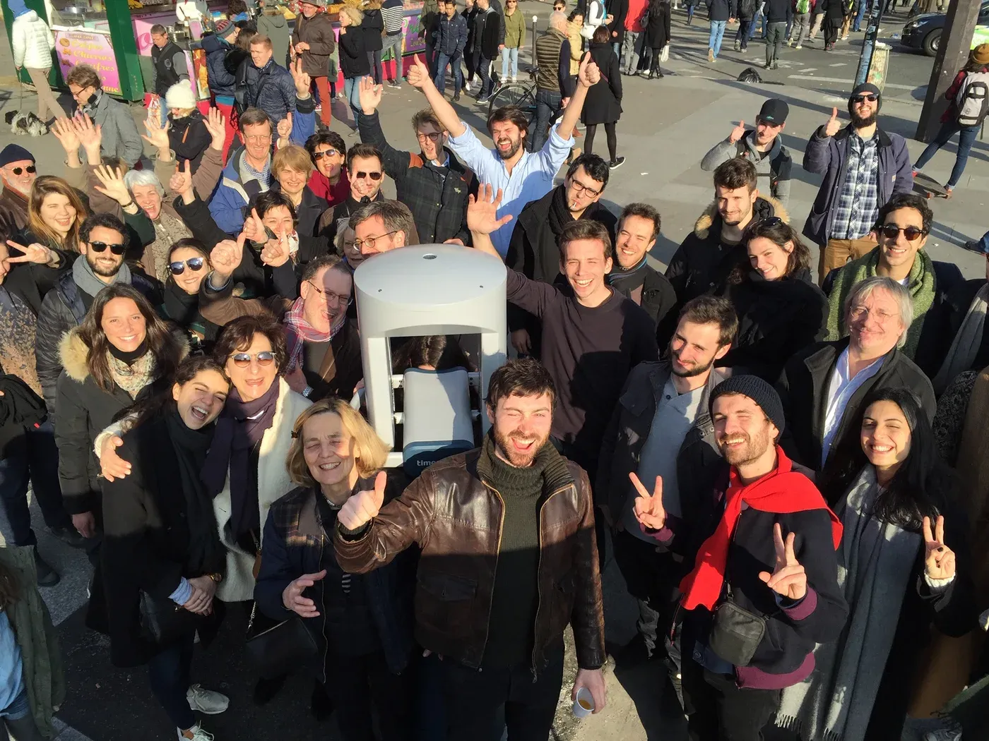 La foule autour de la borne Timescope le jour de son inauguration place de la Bastille