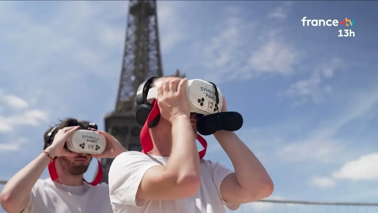 Des visiteurs, Jumelles temporelles Le Symbole de Paris en main, face à la tour Eiffel — reportage du JT de 13h de France 2
