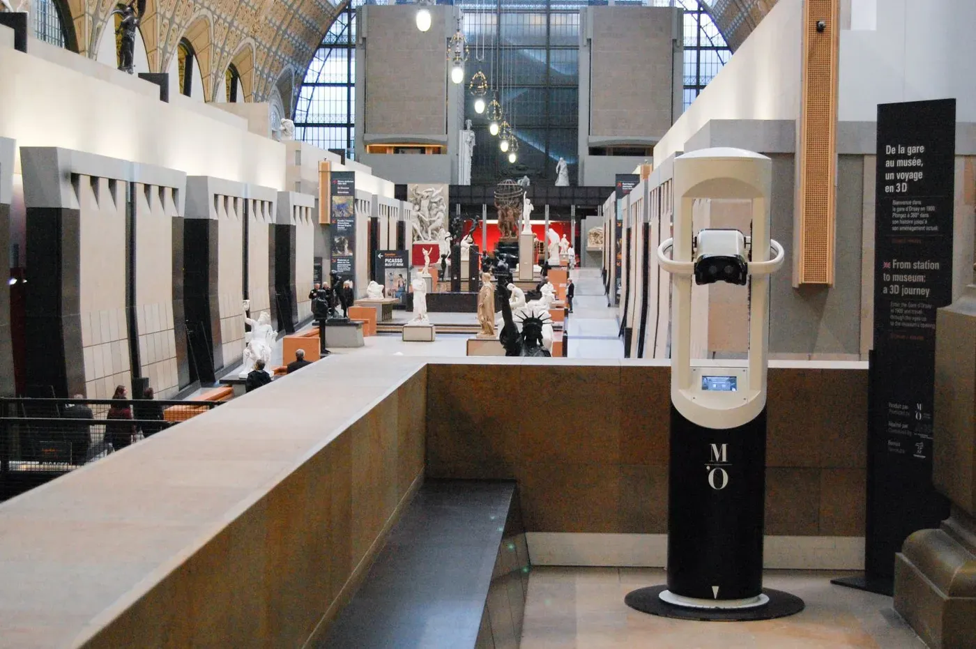 La borne Timescope aux couleurs du musée d'Orsay, installée sous la nef face aux collections