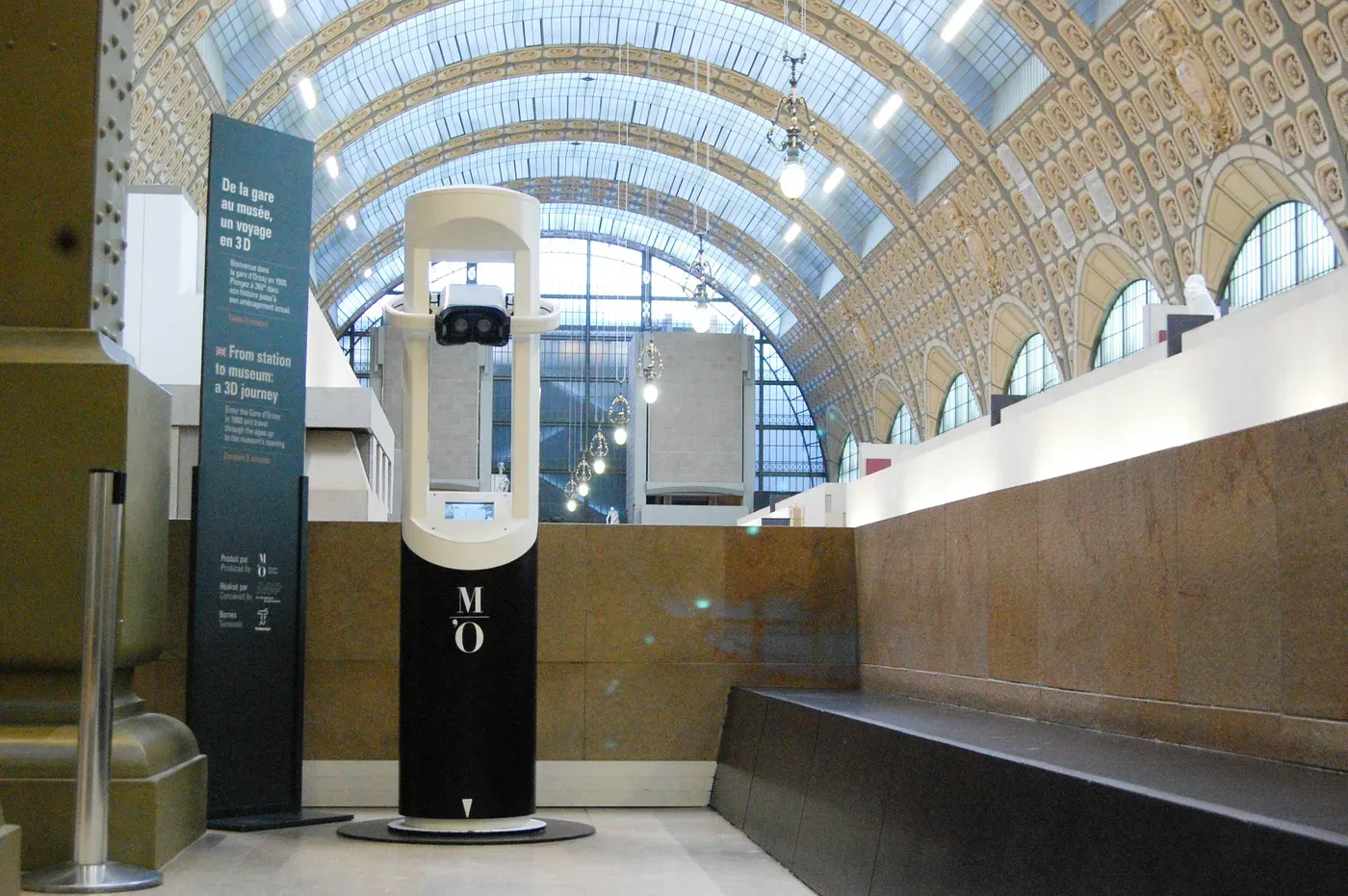La borne et son cartel « De la gare au musée, un voyage en 3D », sous la voûte de l'ancienne gare