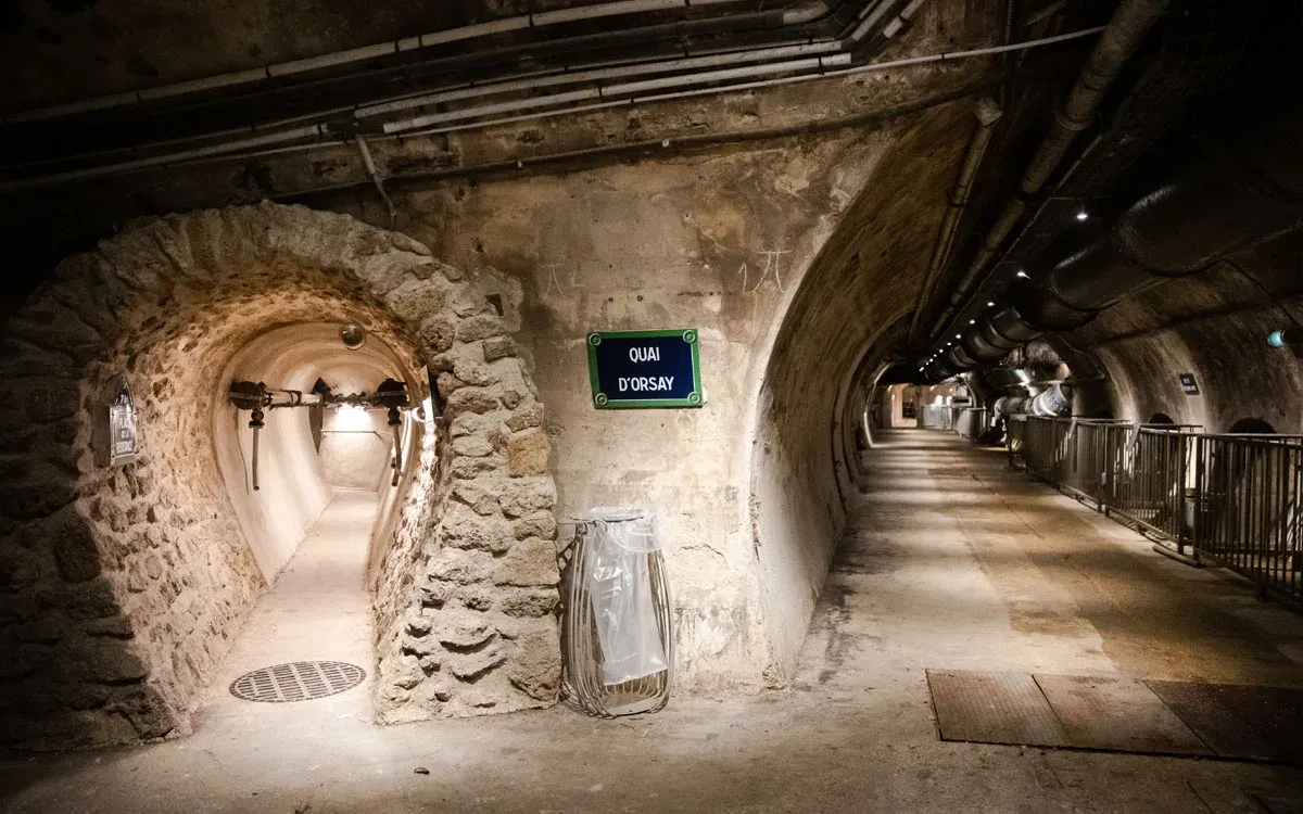 Galerie du musée des Égouts de Paris avec sa plaque de rue « Quai d'Orsay » scellée sous terre