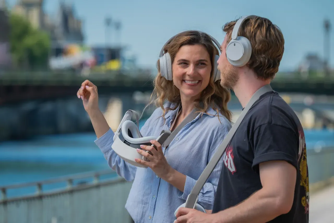 Un couple vit l'expérience Les Origines de Paris en réalité virtuelle sur les quais de Seine