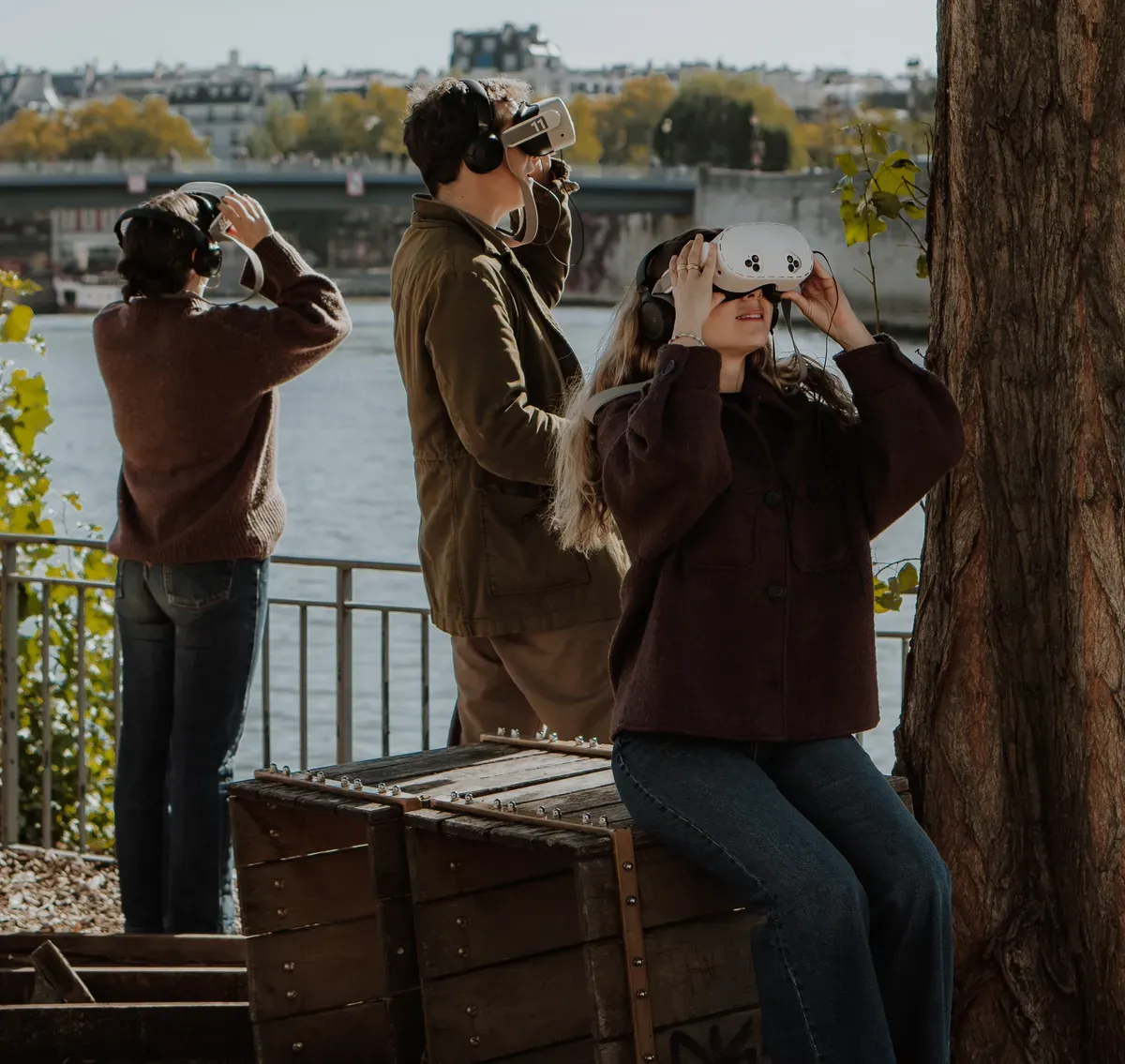 Des visiteurs observent le passé dans leurs Jumelles temporelles, sur les quais de Seine avec Les Origines de Paris