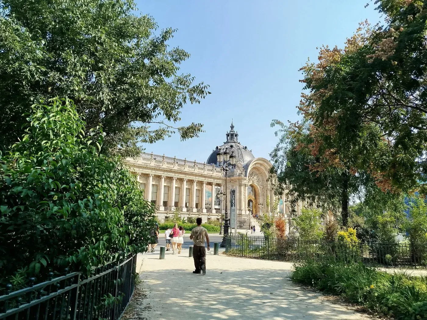 Le Petit Palais et son dôme vus depuis les jardins des Champs-Élysées par une journée ensoleillée