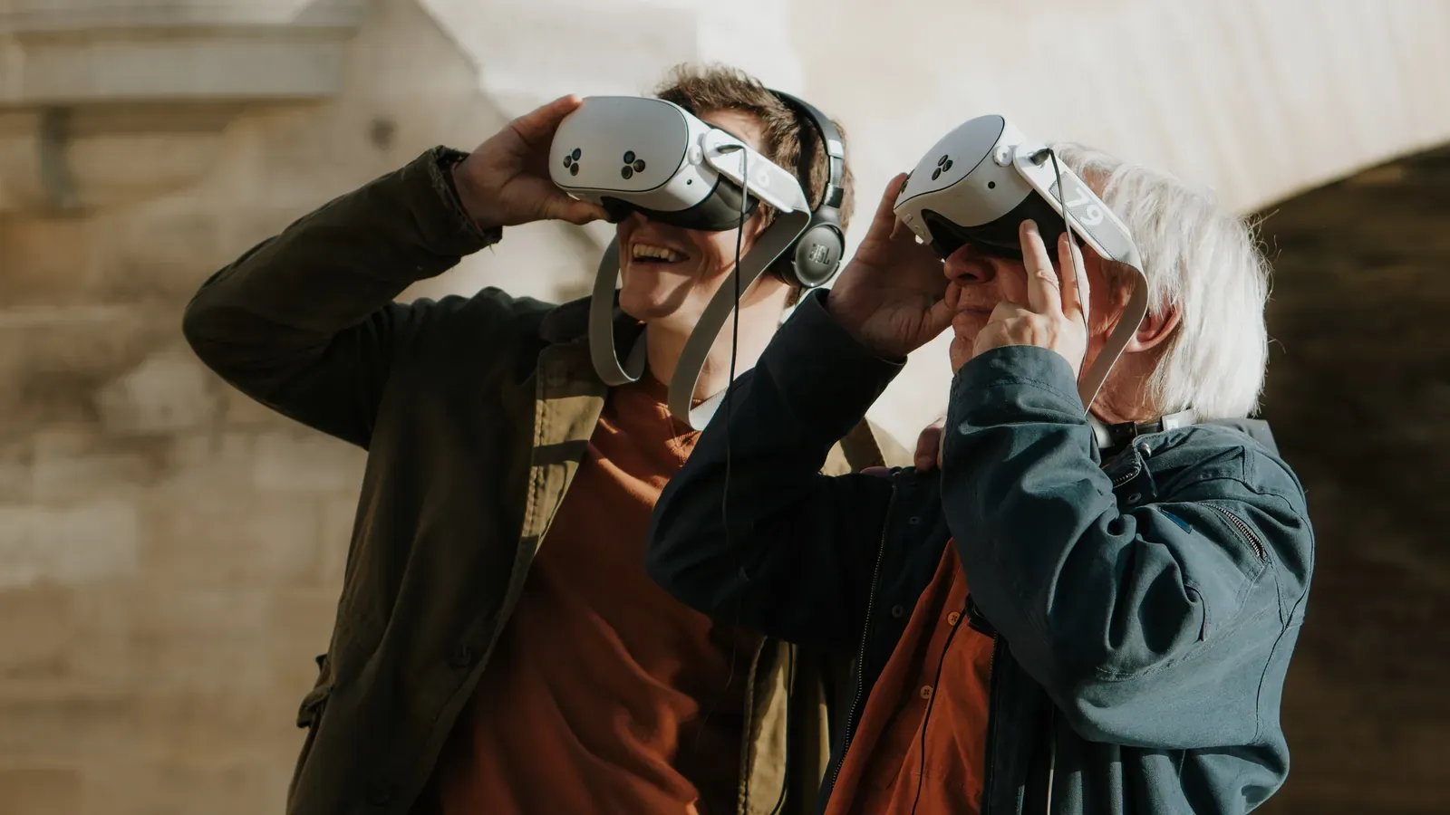 Deux visiteurs, casques de réalité virtuelle sur les yeux, découvrent le Paris d'autrefois pendant Les Origines de Paris