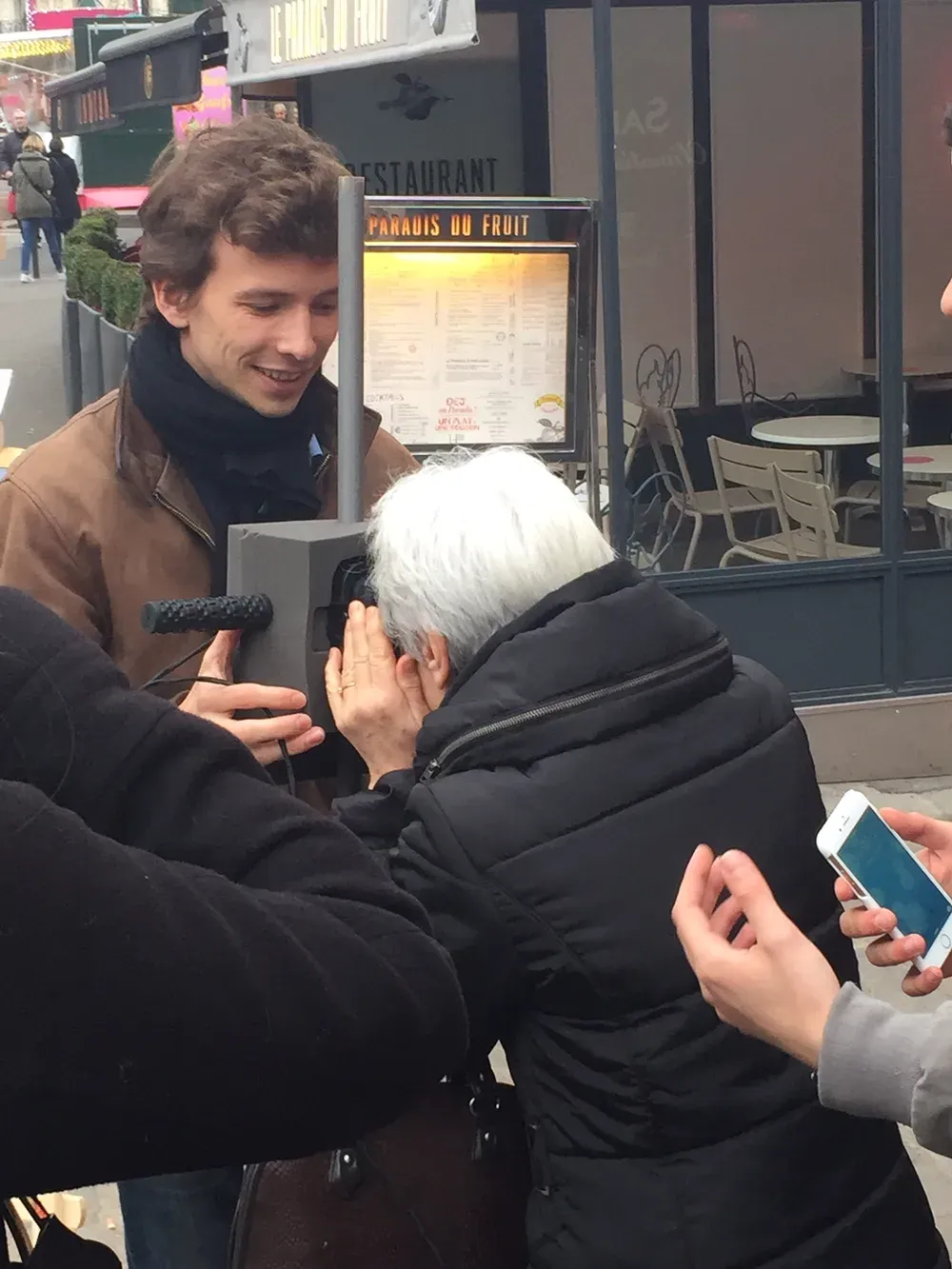 Le prototype Timescope de 2015 : un casque de réalité virtuelle monté sur un mât, essayé par une passante