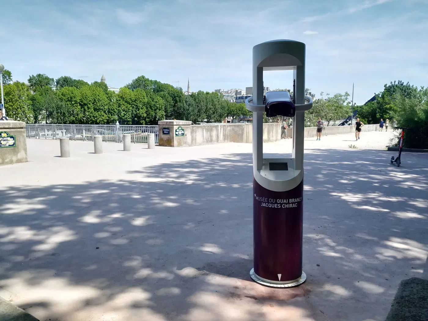 La borne Timescope aux couleurs du musée du quai Branly, au bout de la passerelle Debilly