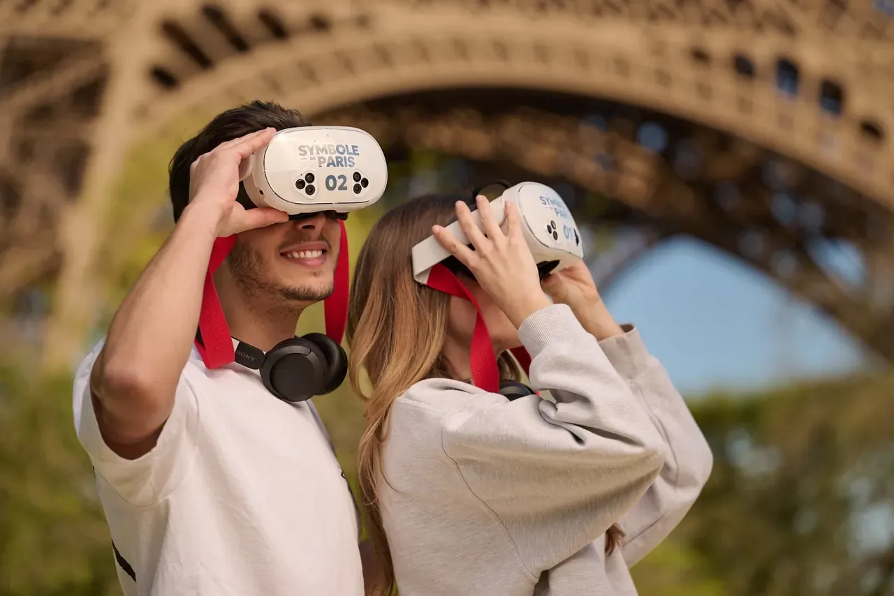 Un visiteur découvre l’Histoire en réalité virtuelle avec Timescope