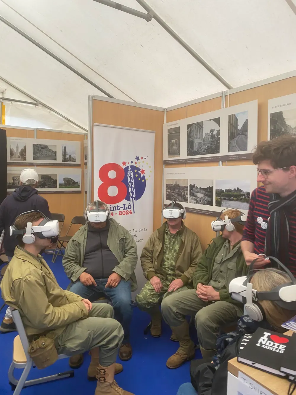 Visitantes vestidos de época descubren la experiencia en el pueblo del 80.º aniversario, en Saint-Lô
