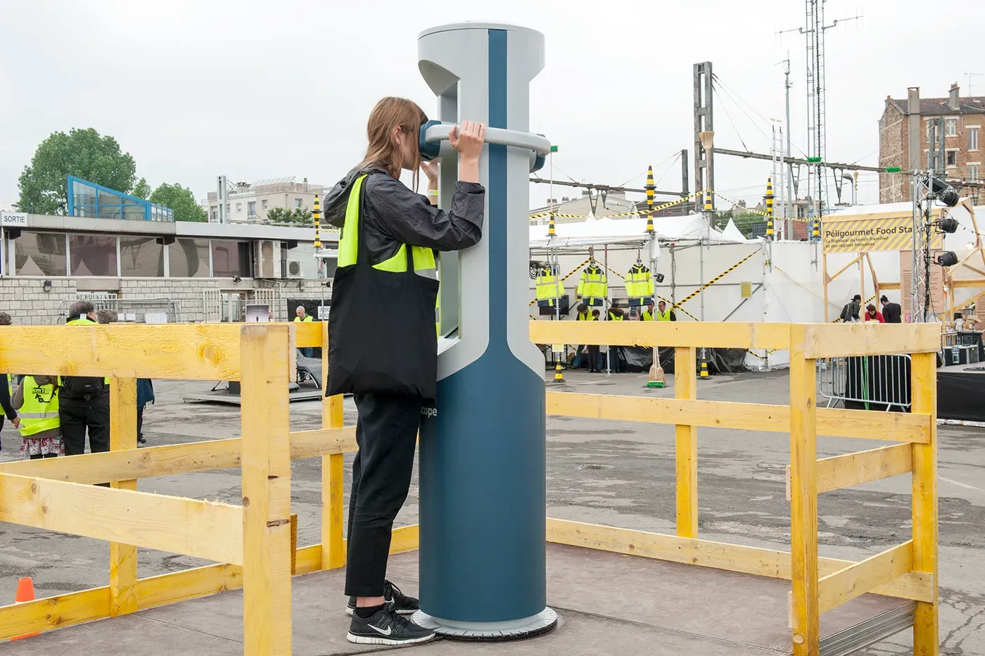Une visiteuse utilise la borne Timescope sur un chantier du Grand Paris Express