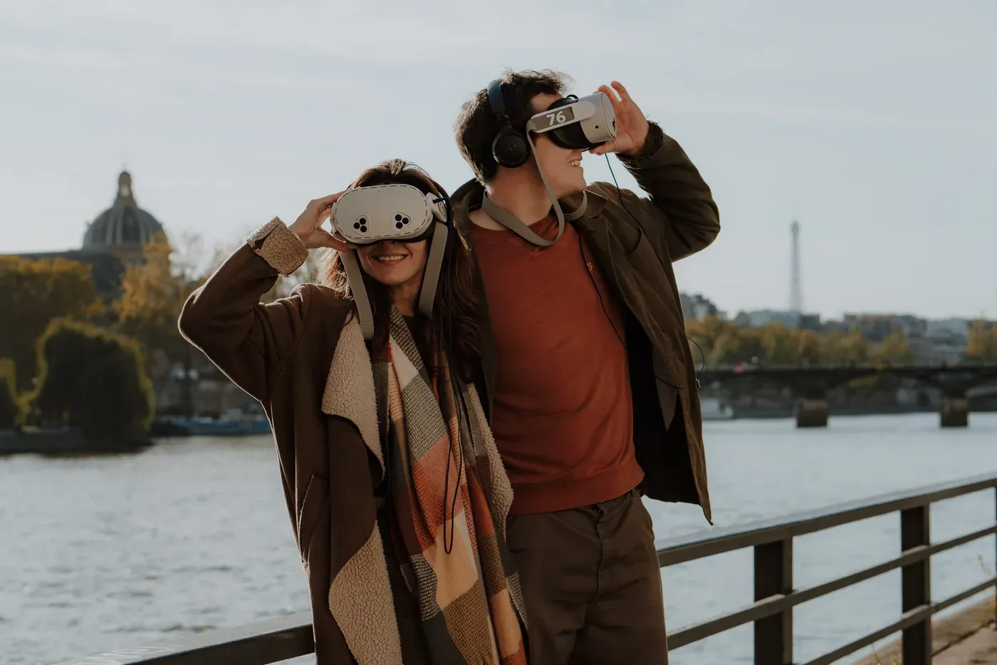 Face à la Dame de Fer — visiteurs en réalité virtuelle avec Timescope