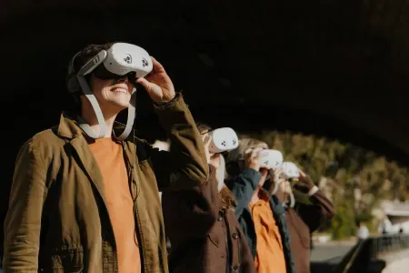 Visiteurs en réalité virtuelle sur les berges de Seine