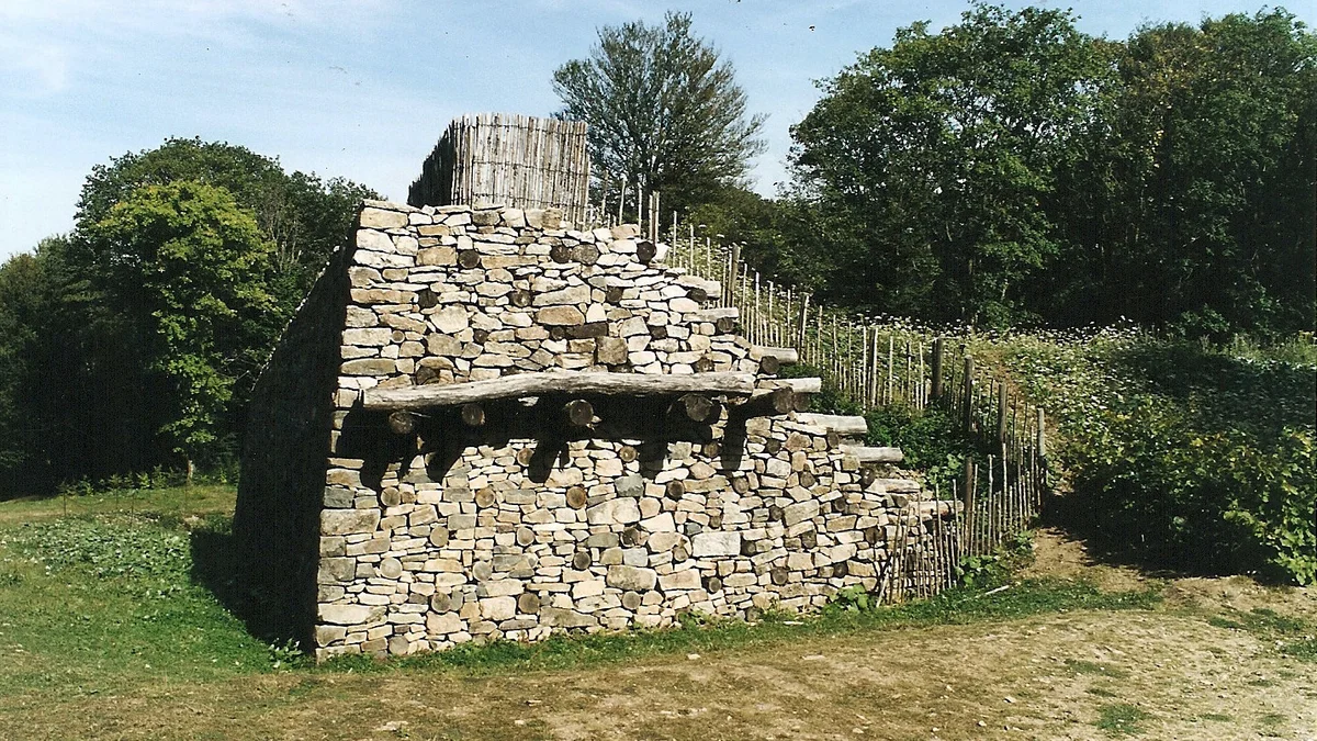 Rempart gaulois reconstitué à Bibracte : parement de pierre traversé de poutres de bois horizontales, la technique du murus gallicus