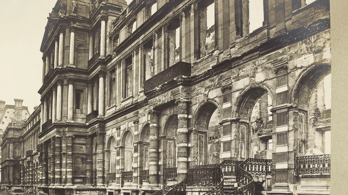 La façade du palais des Tuileries en ruine après l'incendie de 1871, photographie d'époque