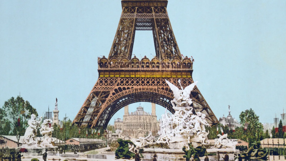 La Tour Eiffel et la fontaine monumentale de l'Exposition universelle de 1889, photochrome colorisé d'après un négatif noir et blanc